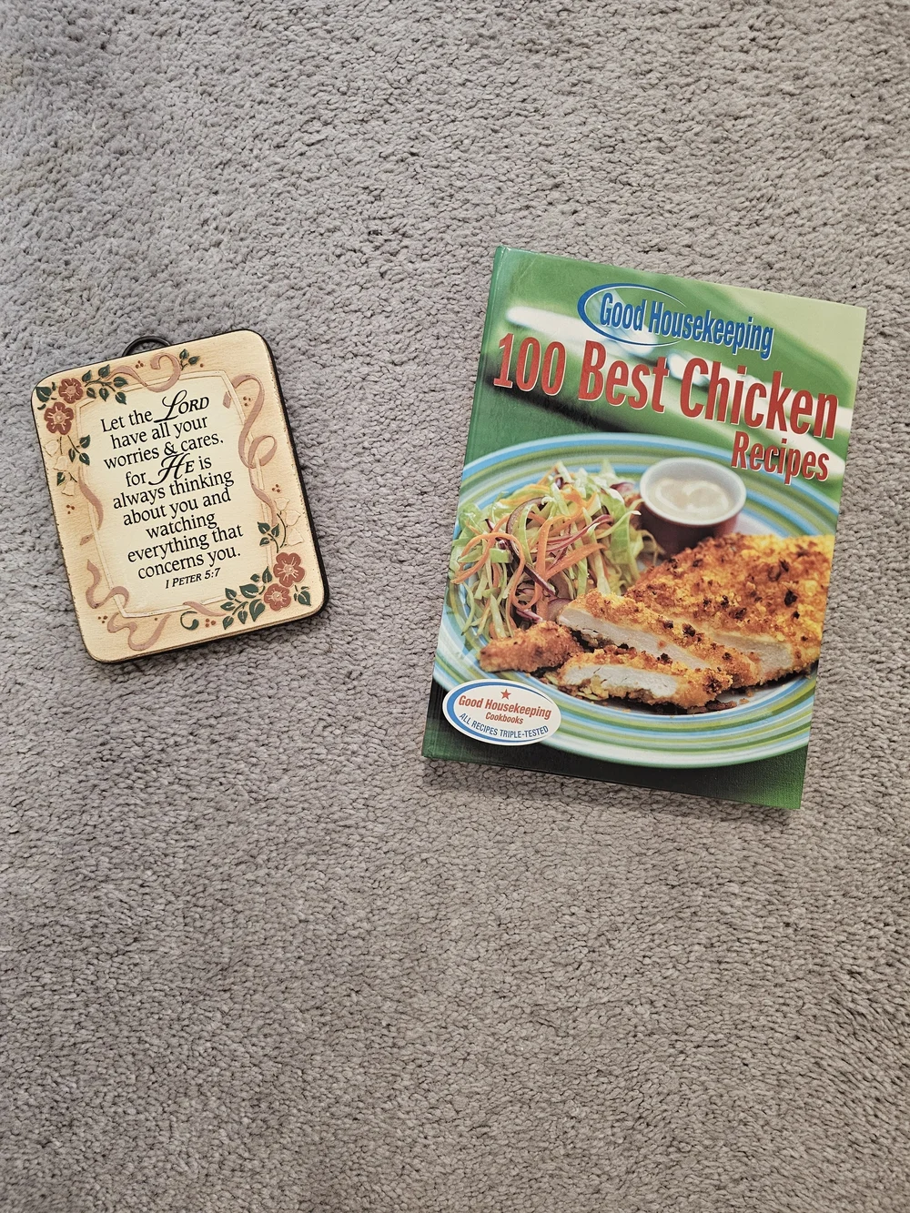 100 Best Chicken Recipes Cookbook - Green Cover And Table Plaque